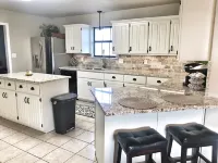Large 3 bed/2 bath luxury home in central location!