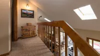 Beautiful, Well-Equipped Home on River, Hot Tub, Close to Rocky Mtn. N P & YMCA