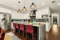 Heated Pool, MiniGolf, Karaoke, Game Room, Spa, 2mi to DT - SoCo Cowgirl