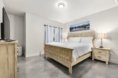 Work remotely. Blazing fast WiFi, stocked kitchen, laundry. Great location. Draper Park Unity Playground 주변 호텔
