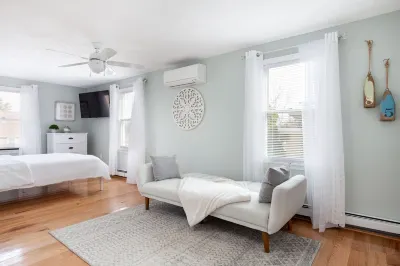 Beautiful 6 bed, 2-1/2 bath house with A/C throughout - Walk to the Beach! Отели рядом с достопримечательностью «Университет Род-Айленд Бэй Кампус»
