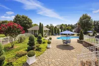 4Br Cottage:  Pool, Near Downtown, Heated Spa-Open Year Round, on-Site Masseuse!