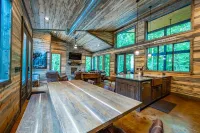 WILL HIKE FOR TACOS luxury spacious cabin, cozy, quiet, amazing deck. sleeps 8