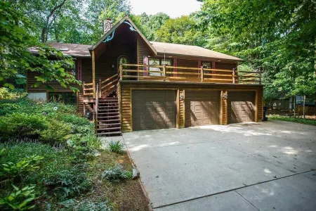 Entire Suite-Short drive to Lambeau, Zoo, Downtown Отели в г. Саамико