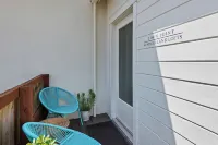 Steps to Beach & Town! Ocean Views! Ideal Studio!