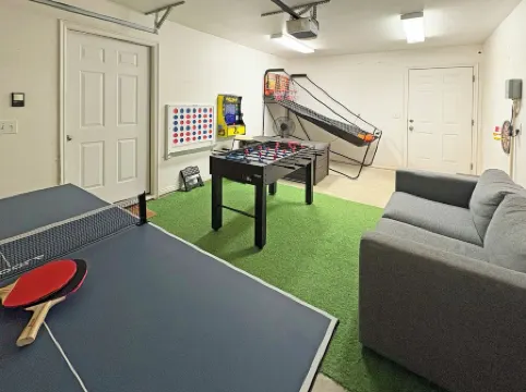 Modern retreat, great views, games galore..