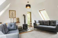 Contemporary Cottage Retreat in Secluded Valley Near Sea. Sleeps 8