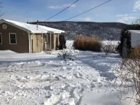 A romantic cottage and artist's retreat looking down over an enchanted lake Hotels in Warwick