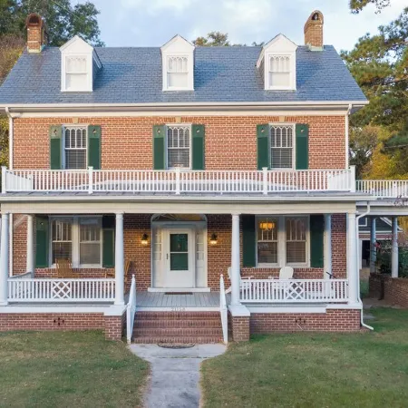 Stately historic 3bdr shore house near Cape Charles, boat parking, pet friendly