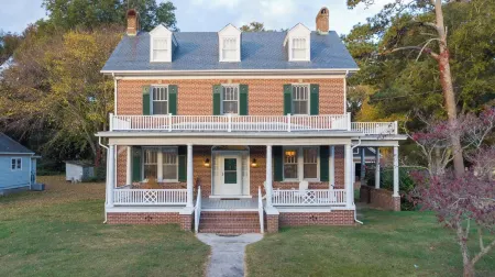 Stately historic 3bdr shore house near Cape Charles, boat parking, pet friendly
