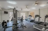 Minutes away from beach, Best Rate, Pool, Free parking and King Bed.