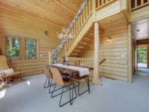 Boyne Mountain Cabin 4 Bedrooms garage and hot tub clean and cozy