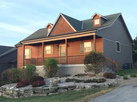 Luxury 5BR Escape-Private HotTub,  Pool&Splash Pad&Play Ground