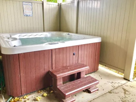 Hot tub, Campfire ring and great location!