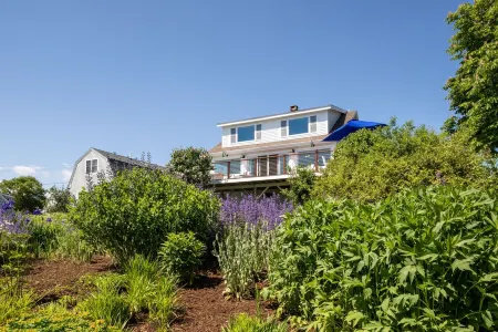 Gardenwalk Crest House