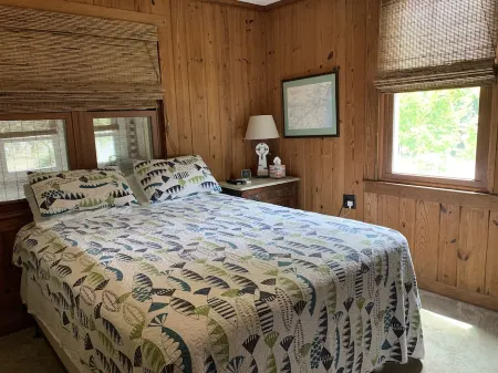 Coastal Cottage across from the beach. Pet friendly! Fully fenced in yard. Отели рядом с достопримечательностью «Спортивная площадка Уэйв Уотч»