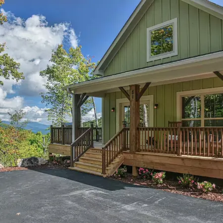 Luxury 2 Bedroom, Mountain Views, Hot Tub, Hiking