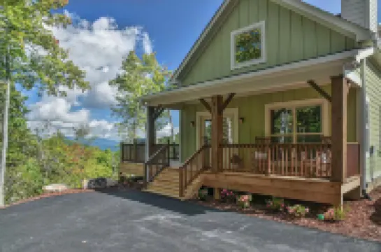 Luxury 2 Bedroom, Mountain Views, Hot Tub, Hiking