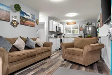 Cute and cozy updated apartment in Midtown [4] Отели рядом со станцией Анкорд Депо