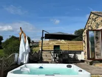 Unique getaway, surrounded by fields close to two great pubs. Hotels in Halifax