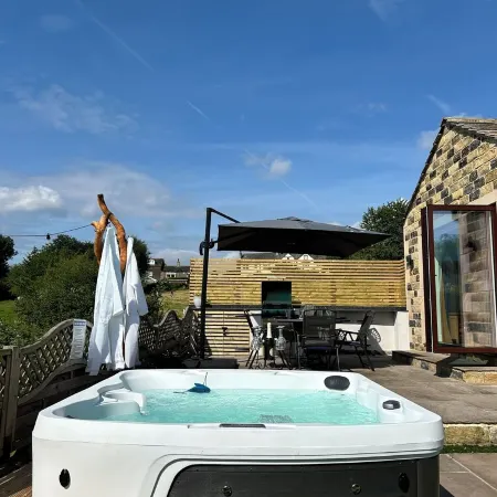Unique getaway, surrounded by fields close to two great pubs.