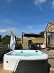 Unique getaway, surrounded by fields close to two great pubs.