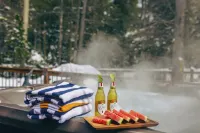 Cozy Log Cabin: Hot Tub under the Stars, Private Deck, King Bed, Dog Friendly!