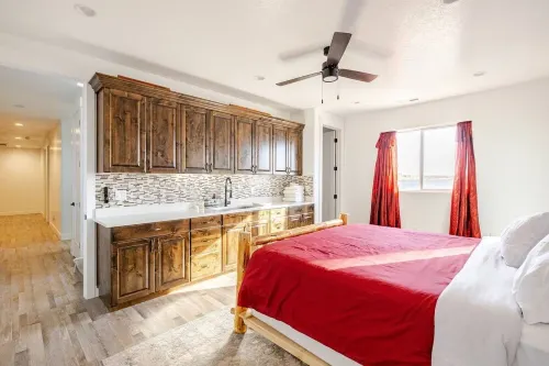 Zion Vista 7BR/5.5BA Poolside Manor Near Zion: Sauna, Hot Tub, Golf, Gym Hotels in Colorado City