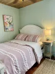 2 Bed/1 Bath Historic Cottage Near the Beach w/ Pool-Bikes-WiFi-Cute & Cozy!