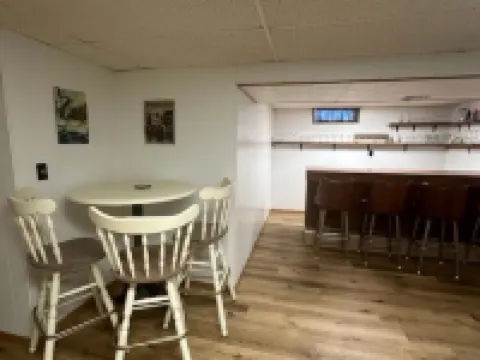 Lakefront Cottage with Amazing Views and Privacy! 馬凱特縣酒店