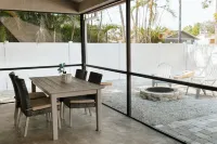 Cozy Home 20 min to Beach! Private Backyard. Pet Friendly Hotels in San Carlos Park