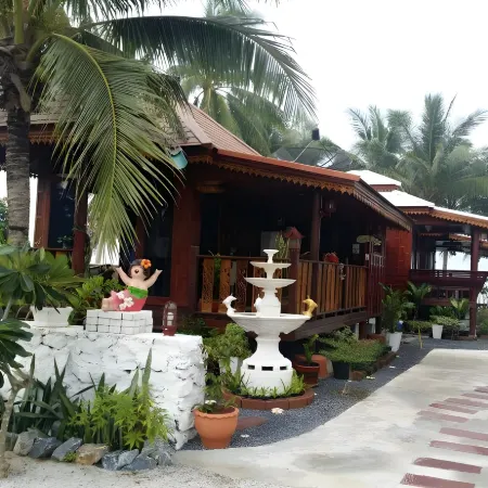 S.N. Plytorn Beach Hotel Отели рядом с достопримечательностью «Wat Chedi»