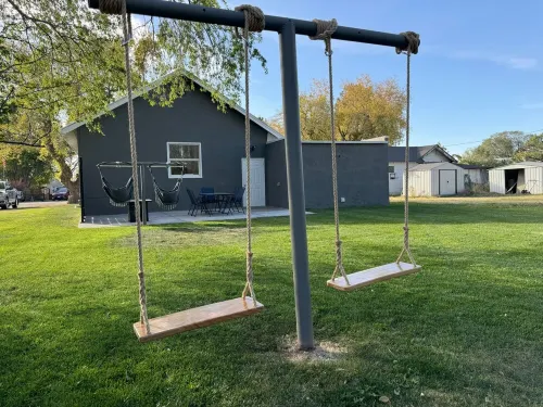 Starry Knight Retreat - spacious 4-bedroom house in charming Ririe with AC, WiFi فنادق في ريراي