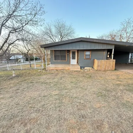 Newly updated home on Spruce St Отели в г. Mason