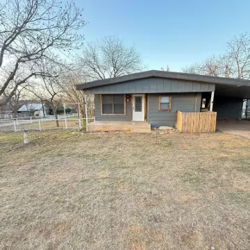Newly updated home on Spruce St Hotels in Mason County