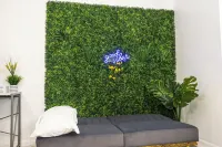 THE PALM OASIS RETREAT MOVIEROOM GAMEROOM MINS FROM FORT MOORE & DOWNTOWN AREA