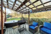 Cozy & Quaint Westport Cottage, EV charger, 1mi to beach, restaurants & parks