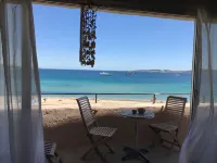 Great flat perfectly located by the beach, amazing views