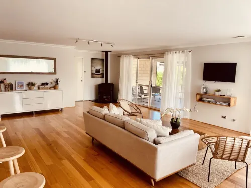 Bright, Spacious 5 bedroom home. 5 mins from the beach. Hotels in Dunsborough