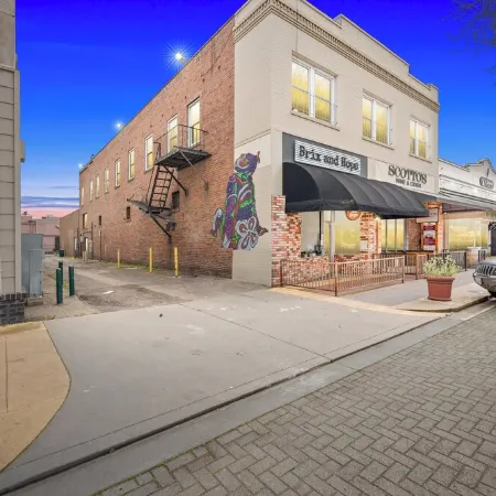 Downtown loft in the heart of Lodi. Great for large groups!
