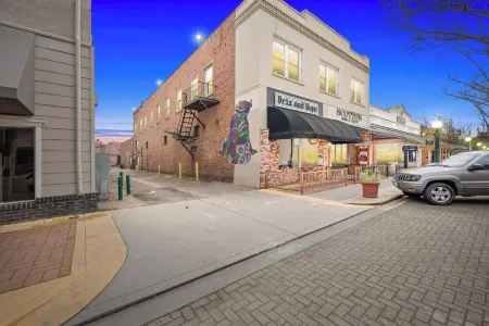 Downtown loft in the heart of Lodi. Great for large groups!