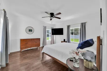 Comfy beds, Game Room, & Clean - Worth it!