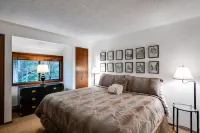 Snowater Condo #Story Condo with Wifi- Sleeps 4 - Beautifully Decorated!