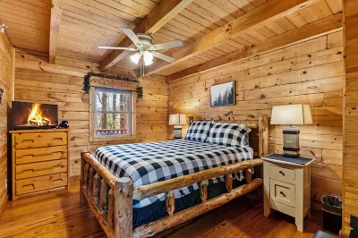 Log Cabin near UTK, FP, Hot tub, Firefighter game room, fishing, trails, Pets OK