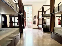 Hip Karma Hostel Hotels near Arc de Triomf