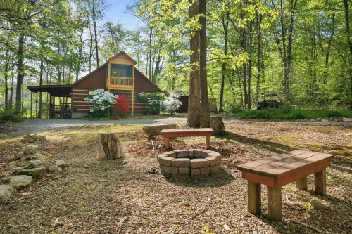 Creekside Cabin with 3 Bedrooms, 2 Full  Baths East of Gatlinburg