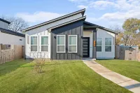 Spacious 4-bedroom house in fabulous Dallas with WiFi, AC Hôtels à proximité de : Eagle Stadium