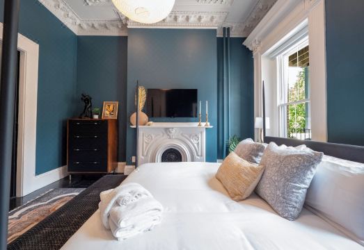 체스터 호텔의 역사적인 브라운스톤 건물 외관 이미지