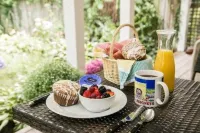 Hidden Garden Cottages & Suites - breakfast