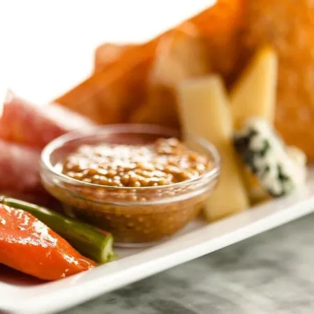 Spinnakers Brewpub & Guesthouses